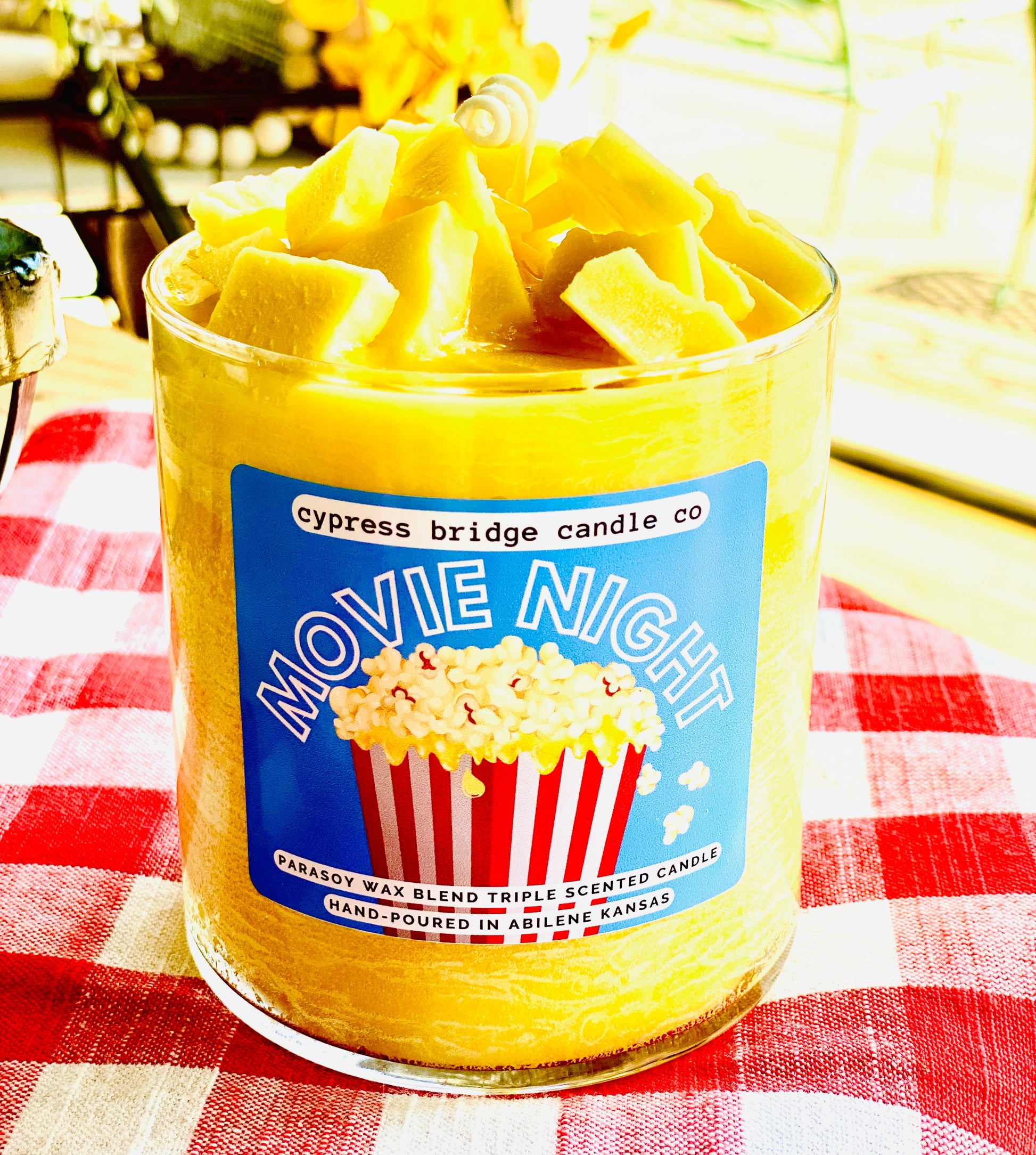 MOVIE NIGHT 17+oz Chippy Top Jar Candle
Buttered popcorn, like the one at the theater! A mouth-watering aroma with a salty twist that'll thrill your nose!