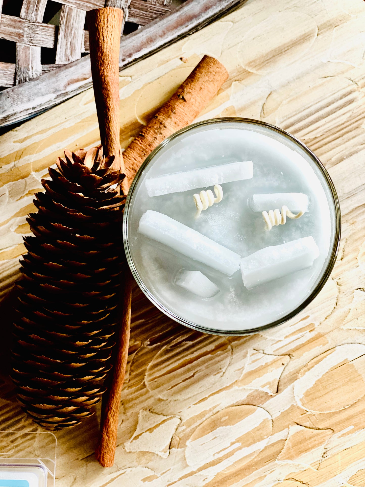 NUTMEG & CEDAR | 19+oz Chippy Top Jar Candle