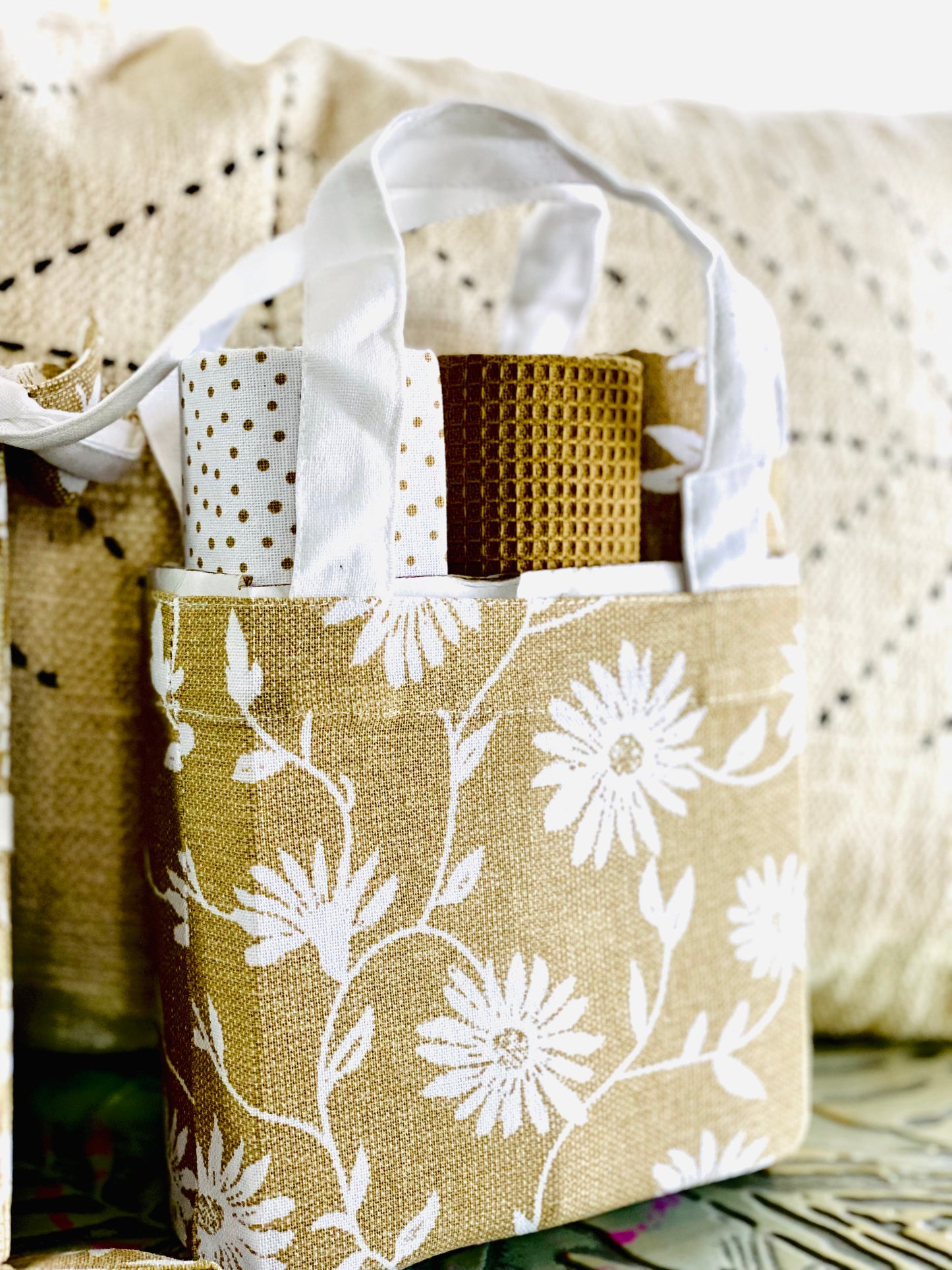 3 PC DAISY PRINT TOWEL W/BAG