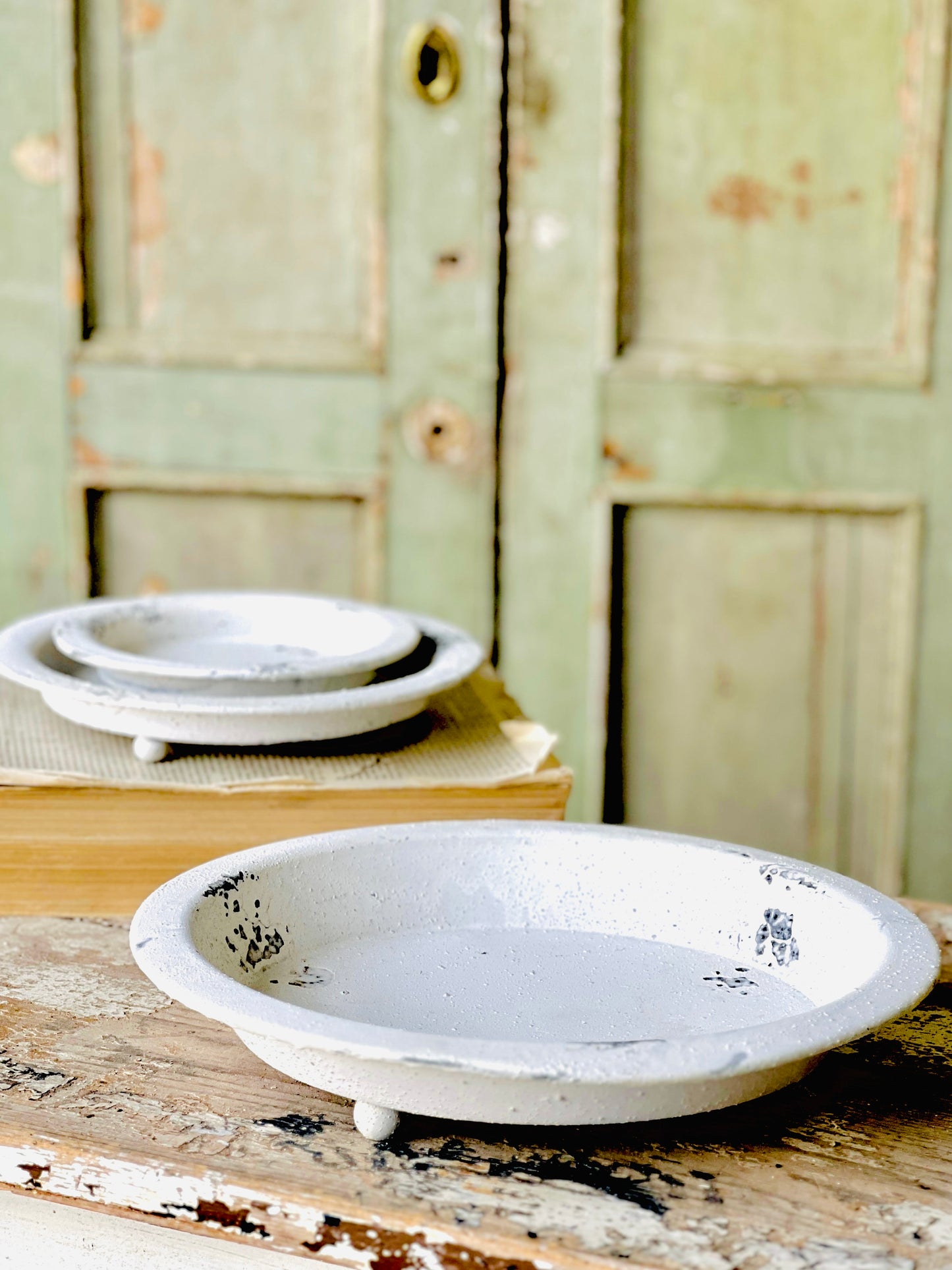 CHIPPY CREAMY WHITE METAL FOOTED TRAY - 3 SIZES