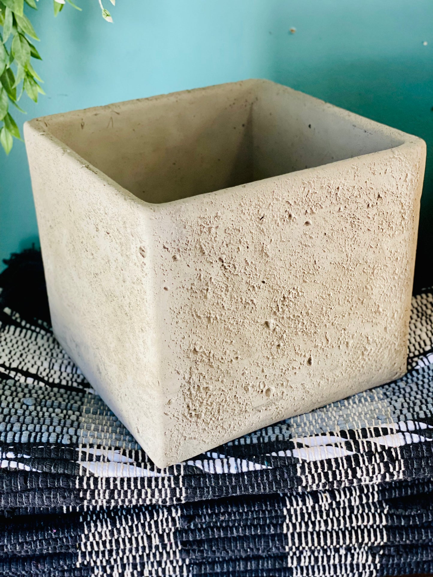 LARGE SQUARE CEMENT PLANTER