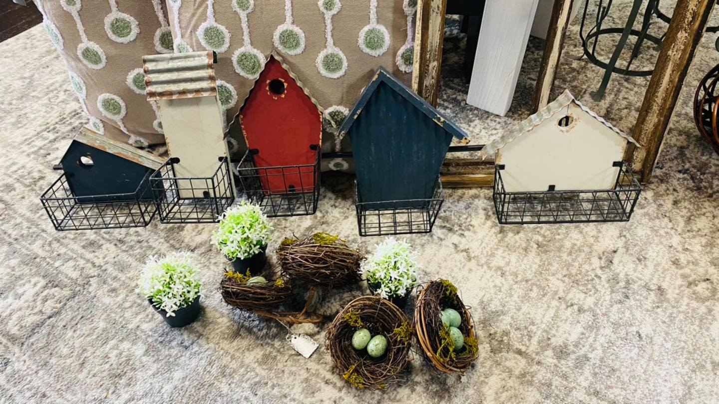 BIRDHOUSE WALL DECOR