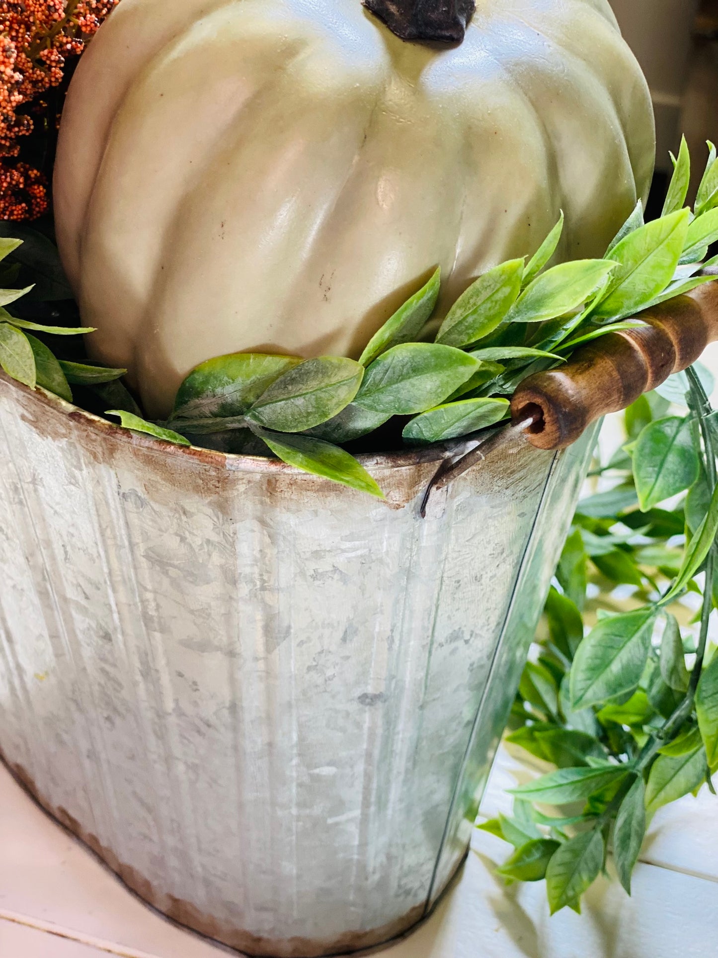 TAPERED OVAL PAIL W/HANDLE