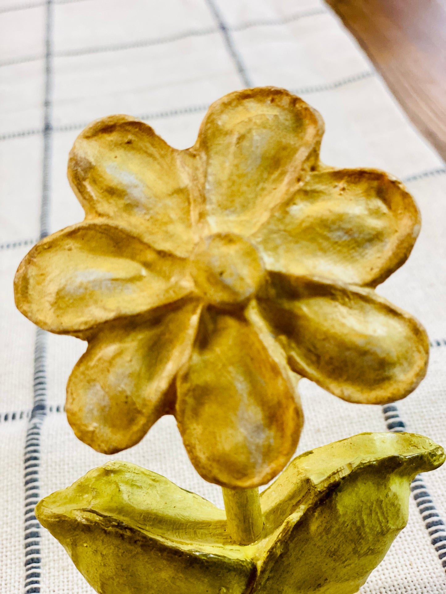 RESIN DAISY FLOWERS - 3 COLORS