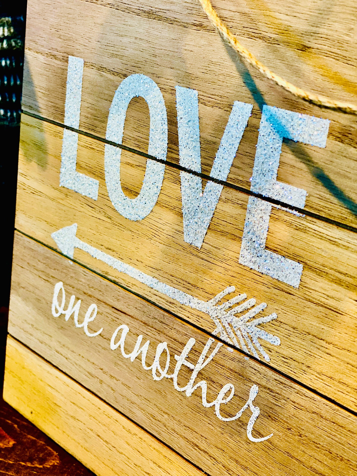 HANGING GLITTER PLANK LOVE SIGN