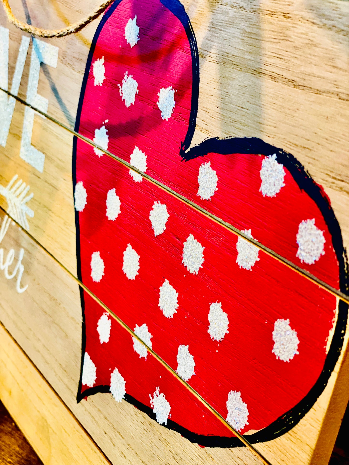 HANGING GLITTER PLANK LOVE SIGN