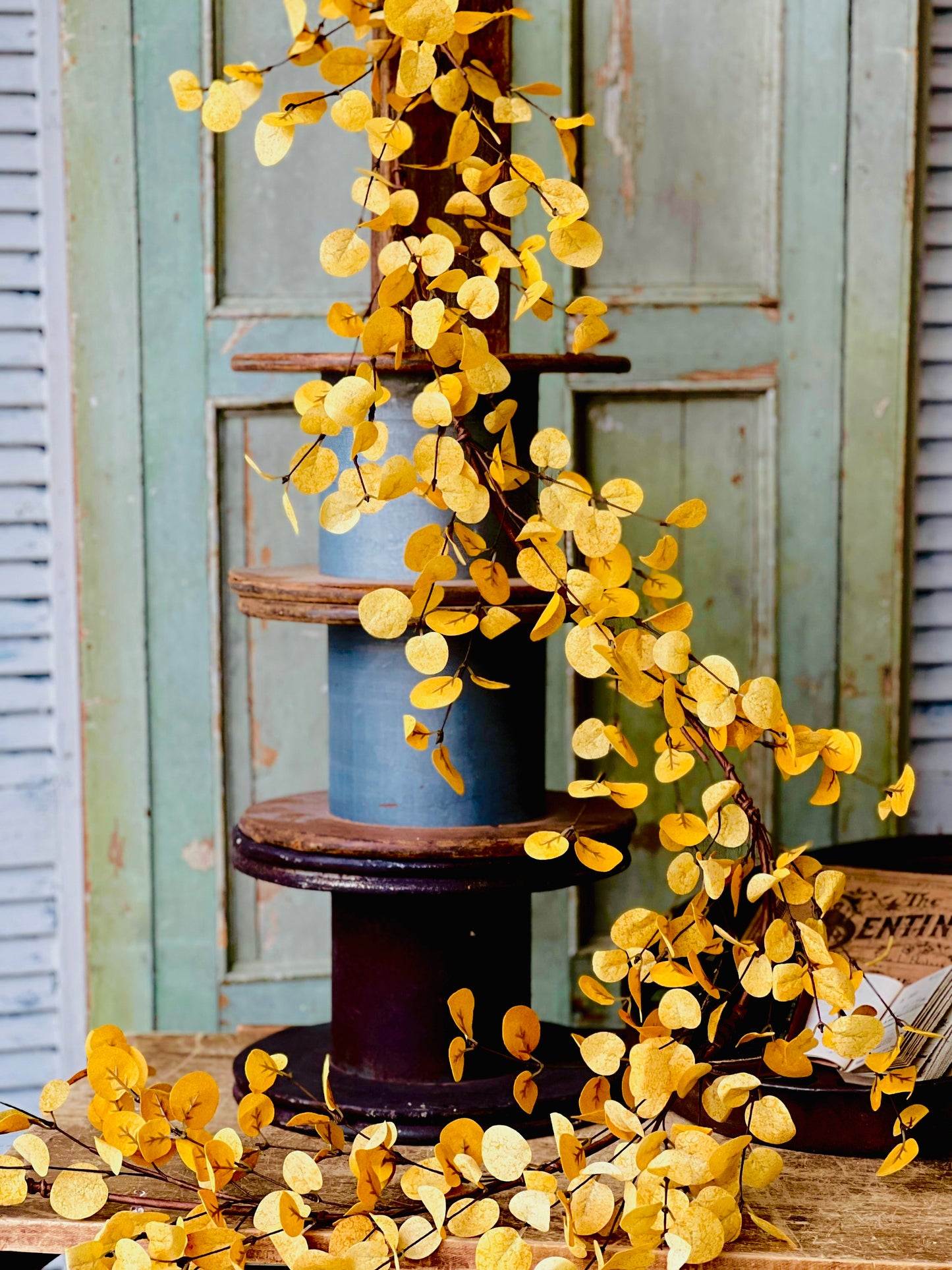 Penny Leaf Garland | 6' | Mustard

Branching sprays of attractively patterned leaves make a a lovely transitional collection.  Favored also for its versatility, the Penny Leaf looks lovely solo, but can easily be combined with other florals and decor.