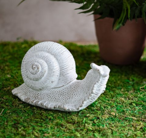 WHITE CEMENT GARDEN SNAIL