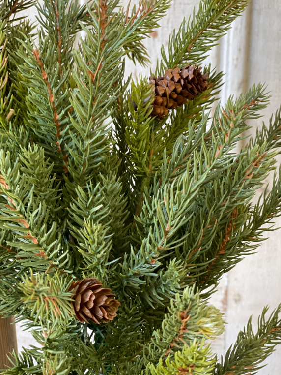 White Spruce Wreath w/Cones 17"